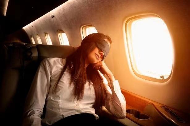 坐飞机时不要靠着窗户睡觉,来自工作24年空姐的提醒 | 潇湘晨报世界观