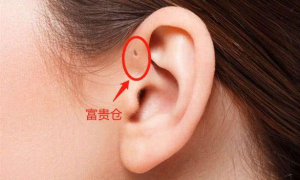 耳朵上三个耳洞的男人面相 耳朵有三个耳洞怎么配耳环好看