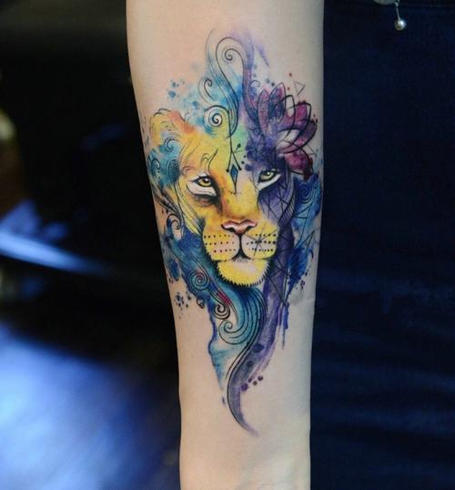 色彩鲜艳的手臂水彩狮子纹身图案