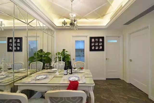餐厅摆放的是一张长方形欧式餐桌,墙面用镜子装饰,有空间延伸的作用