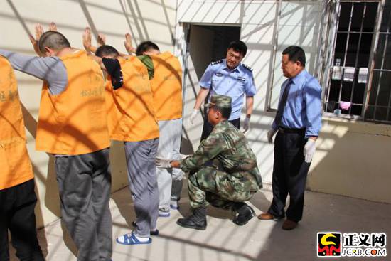 驻监所检察干警对在押人员逐一进行体表检查.